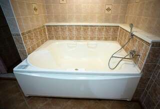 Гостиница Атриум Курган Номер люкс улучшенный с 1 двуспальной кроватью-9