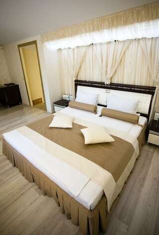 Гостиница Атриум Курган Номер люкс улучшенный с 1 двуспальной кроватью-5