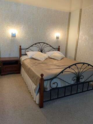 Гостиница Атриум Курган Номер люкс с 1 двуспальной кроватью-12