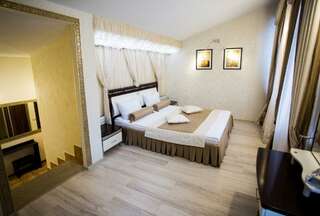 Гостиница Атриум Курган Номер люкс улучшенный с 1 двуспальной кроватью-14