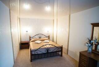 Гостиница Атриум Курган Номер люкс с 1 двуспальной кроватью-1